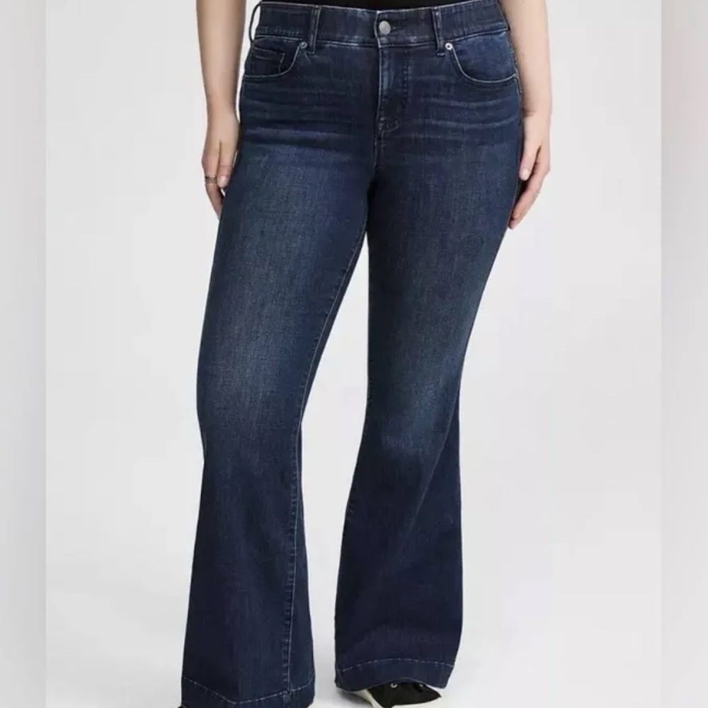 Torrid Bombshell Flare Jeans Size 24R